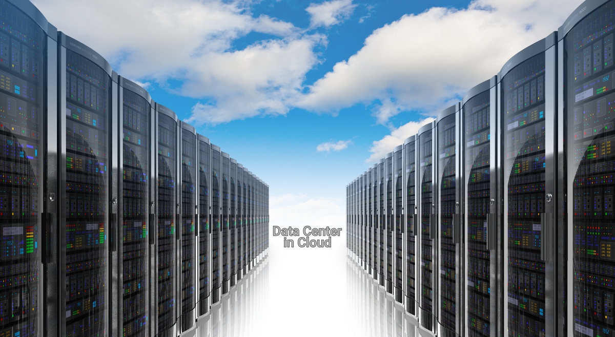 Data Center in Cloud - Immagine di un corridoio di un data center che si prolunga verso l'orizzonte tra le nuvole, a simboleggiare un Data Center in Cloud