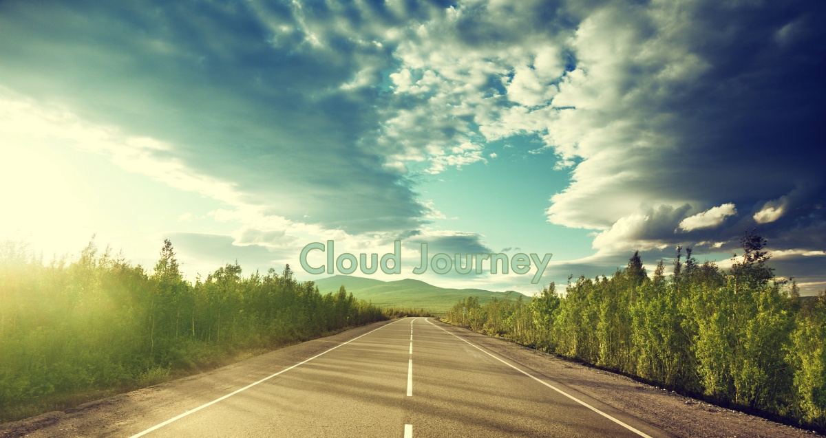 Cloud Journey - concept grafico - Immagine con una strada verso le montagne (in lontananza) e dei boschi di pini sui lati. Il cielo colmo di nuvole richiama idealmente il viaggio verso il Cloud Computing